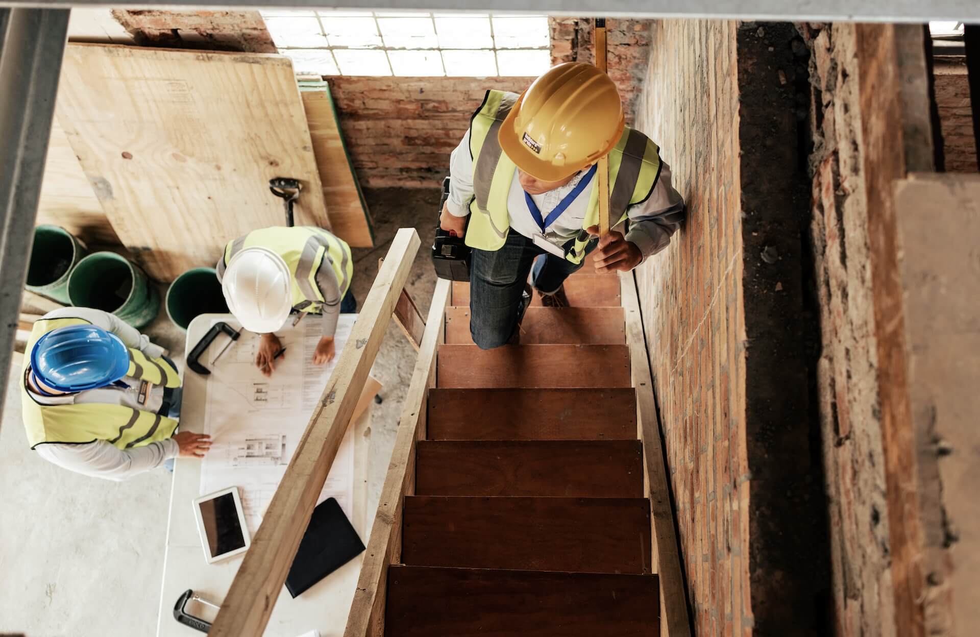 Vid trapprenovering i Bjuv utför vi noggranna besiktningar av din trappa