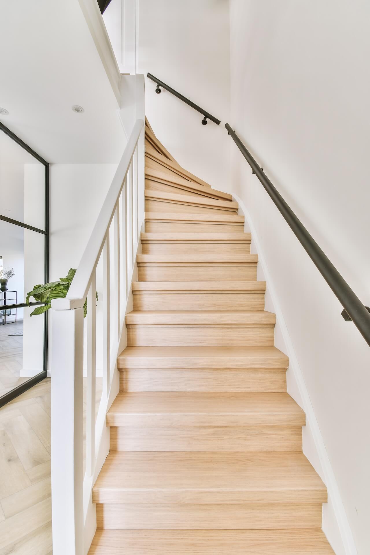 Trapprenovering Bjuv har skapat en elegant trappa med ljusa element och moderna detaljer