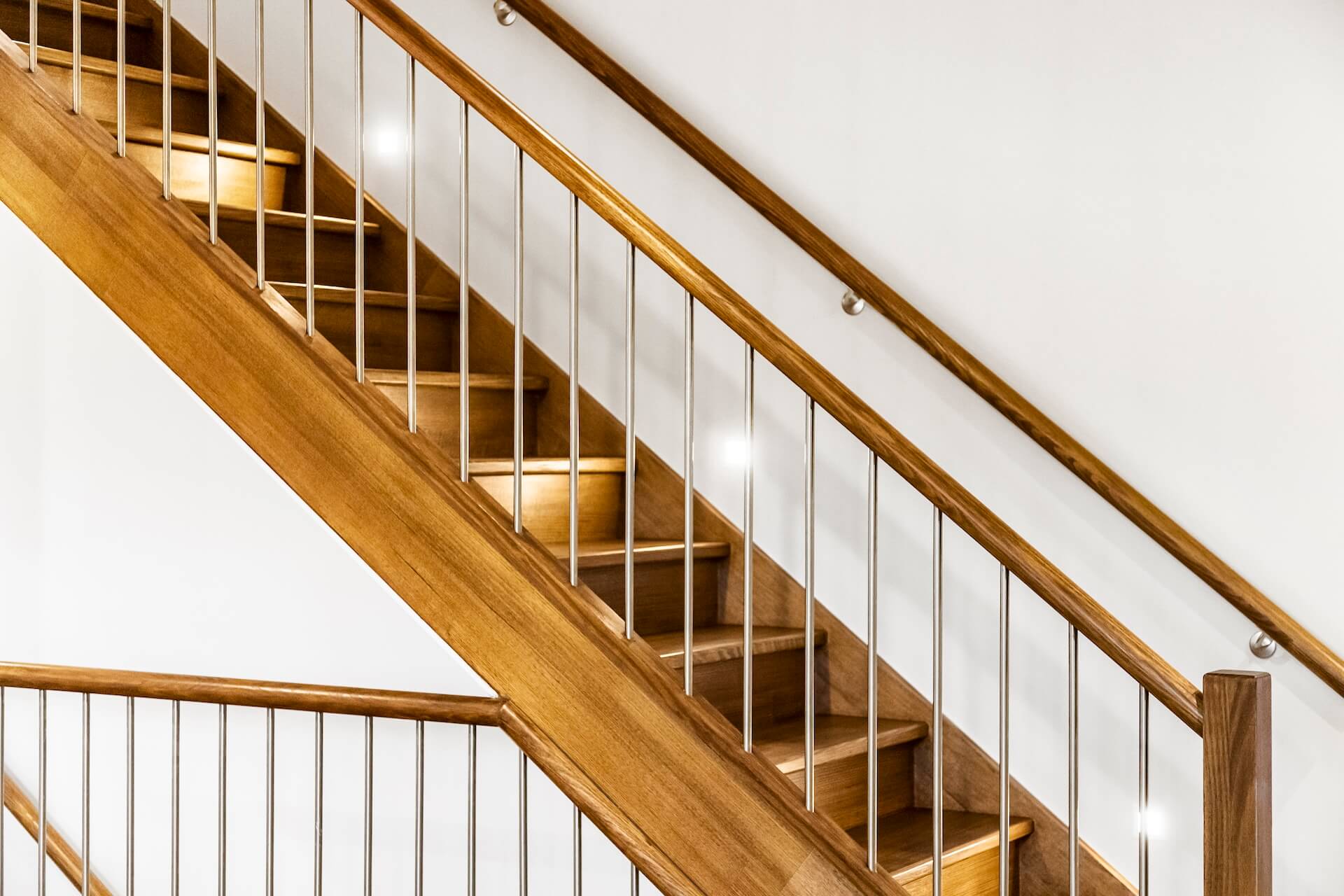 Trapprenovering Bjuv presenterar en trappa med glasräcken